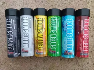Rökgranat från Extreme Fireworks, finns i färgerna röd, blå, gul, grön, vit och svart.